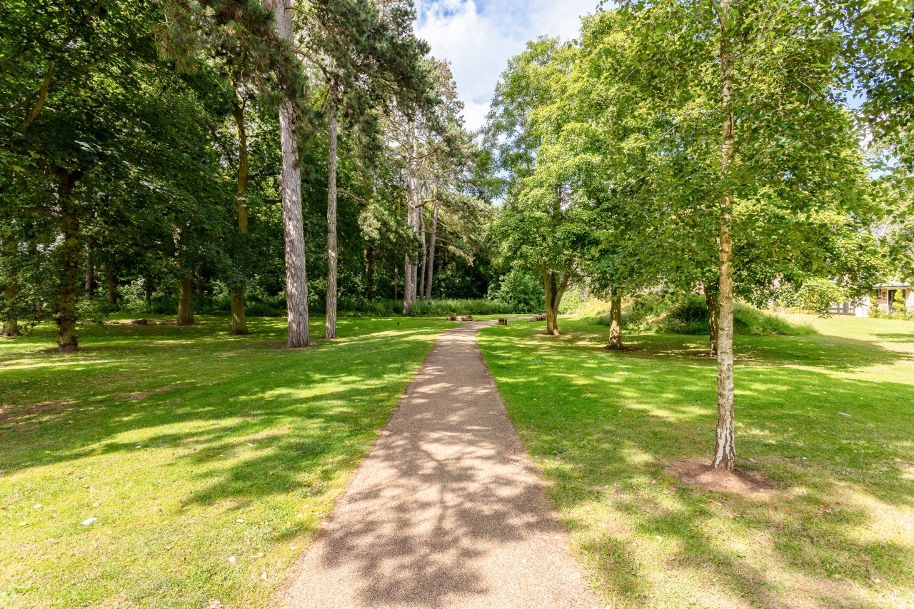 Beautiful Detached House • Excellent Location • Driveway Parking • Office • Smart TVs • Fast Wifi in 12 Jennings Close - Property image 32 - VivreStays