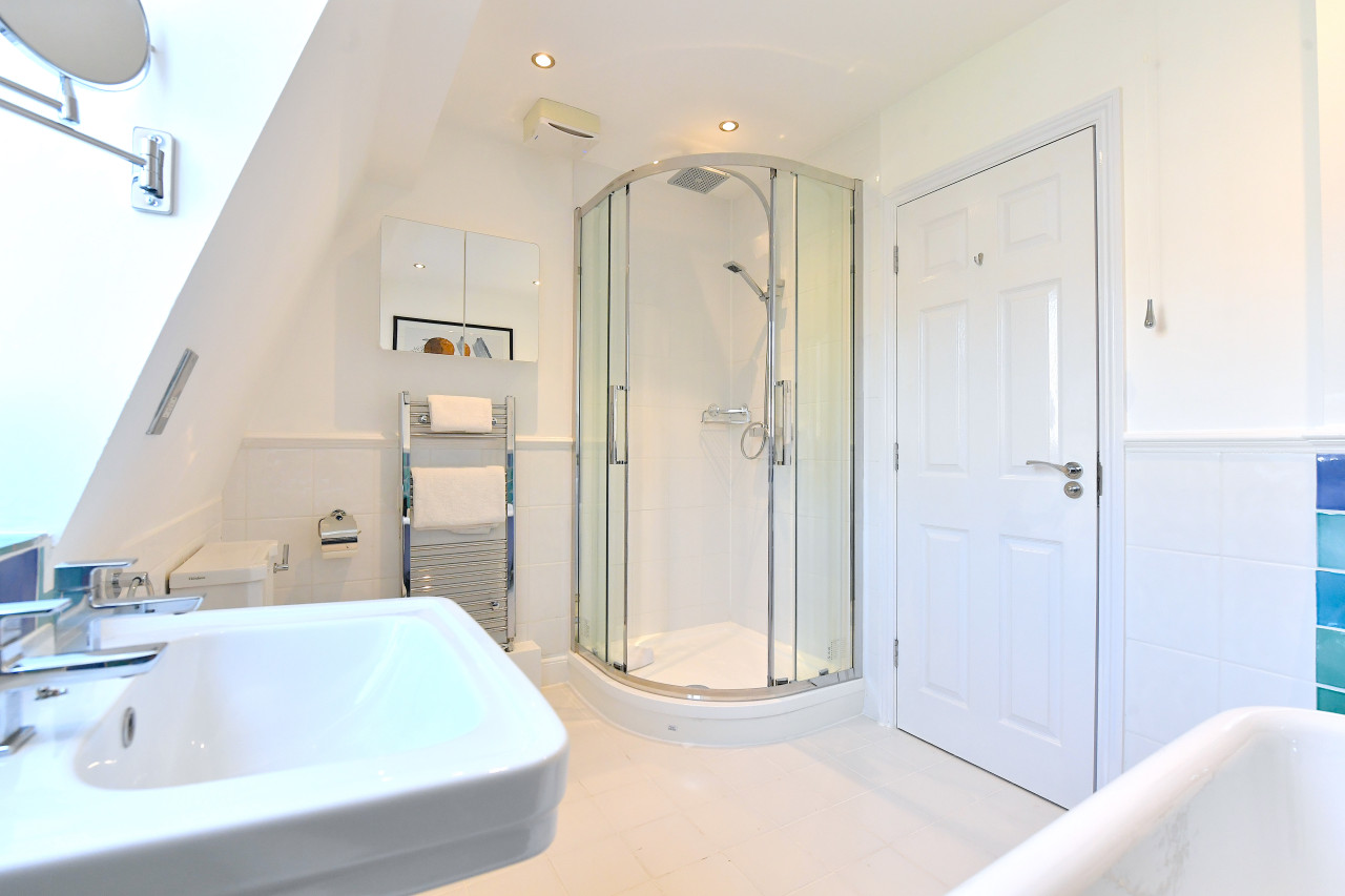 Waterloo Residence | Central London | Over 2000 sqft | Free Parking in 130 Lambeth Rd, London SE1 7DF, UK - Property image 14 - VivreStays