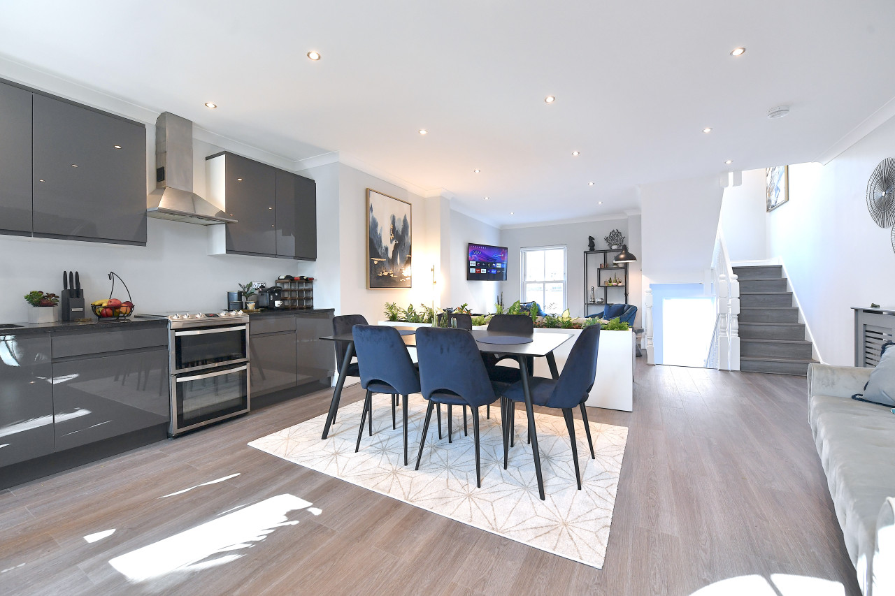 Waterloo Residence | Central London | Over 2000 sqft | Free Parking serviced apartment - UK - VivreStays