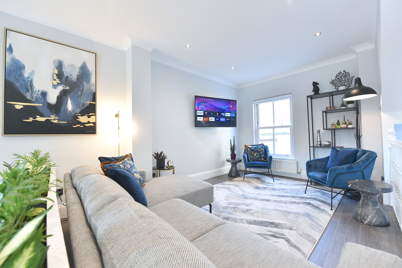 Waterloo Residence | Central London | Over 2000 sqft | Free Parking in 130 Lambeth Rd, London SE1 7DF, UK - Property image 3 - VivreStays