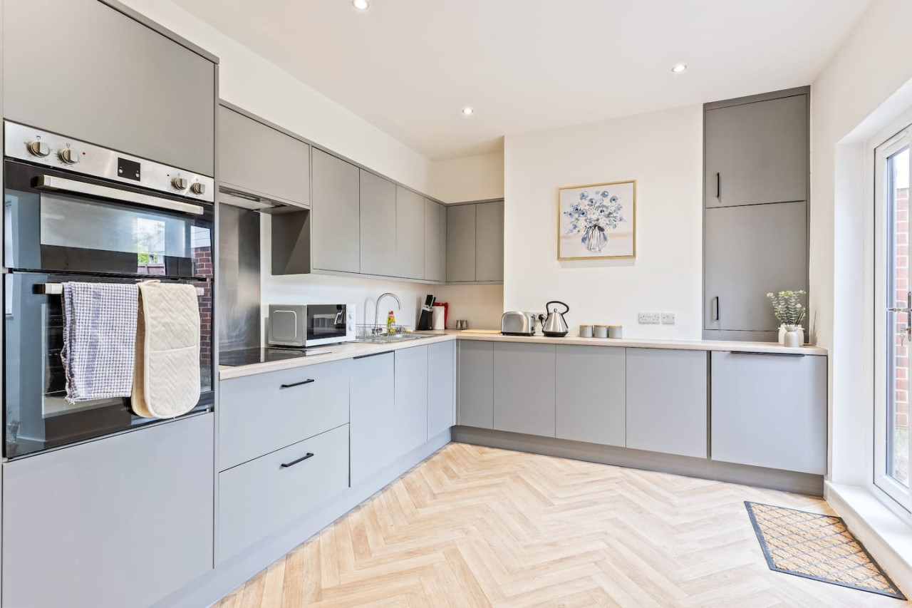 Charming House • Free Parking • FastWiFi • SmartTV in 403 Bolton Road - Property image 23 - VivreStays