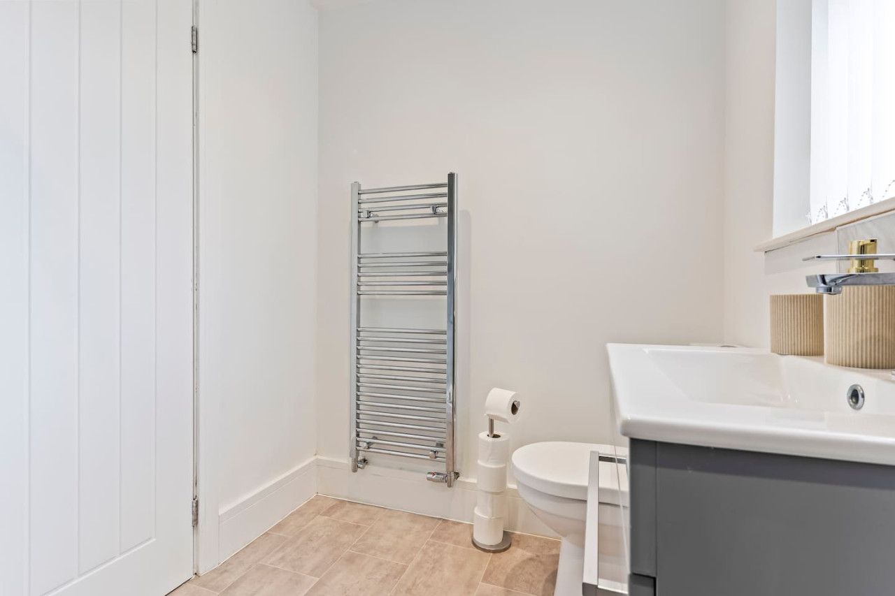 Charming House • Free Parking • FastWiFi • SmartTV in 403 Bolton Road - Property image 13 - VivreStays