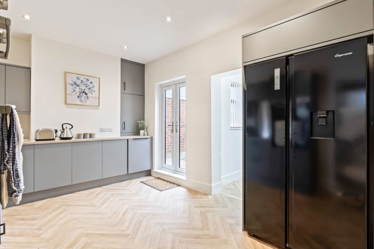 Charming House • Free Parking • FastWiFi • SmartTV in 403 Bolton Road - Property image 24 - VivreStays