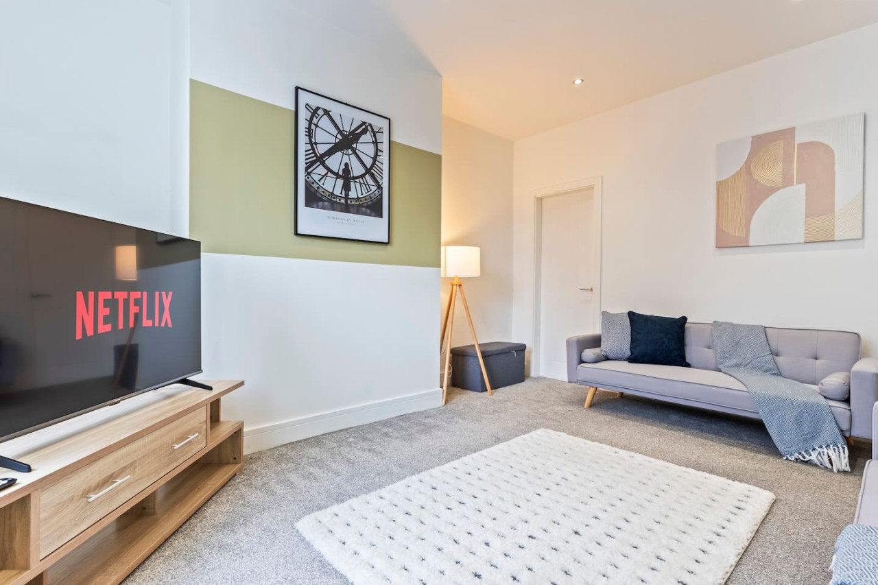 Charming House • Free Parking • FastWiFi • SmartTV in 403 Bolton Road - Property image 19 - VivreStays