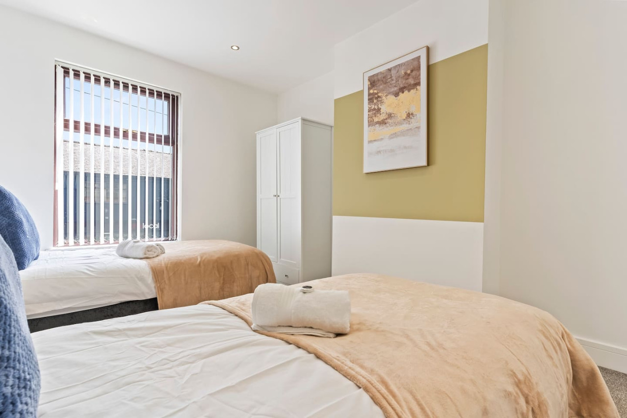 Charming House • Free Parking • FastWiFi • SmartTV in 403 Bolton Road - Property image 3 - VivreStays