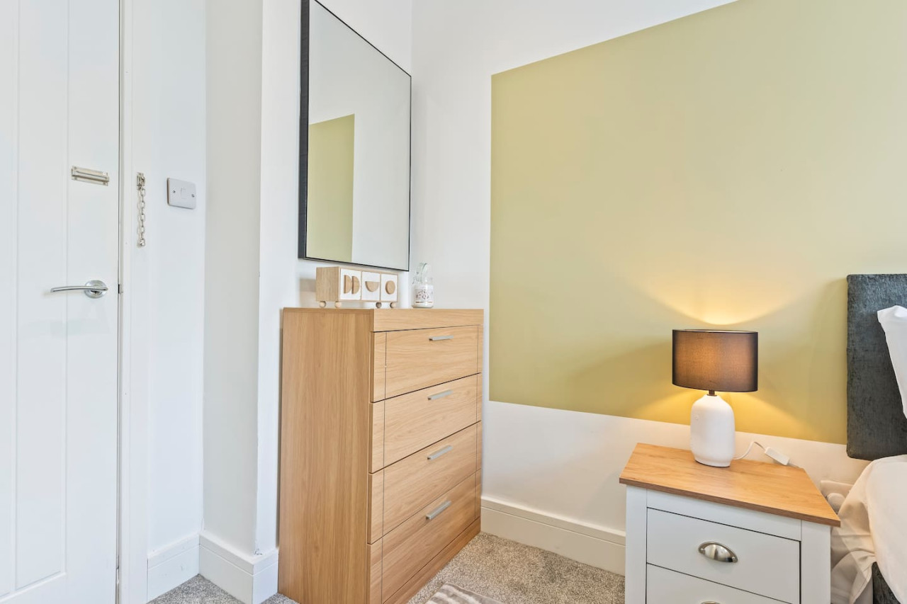 Charming House • Free Parking • FastWiFi • SmartTV in 403 Bolton Road - Property image 9 - VivreStays