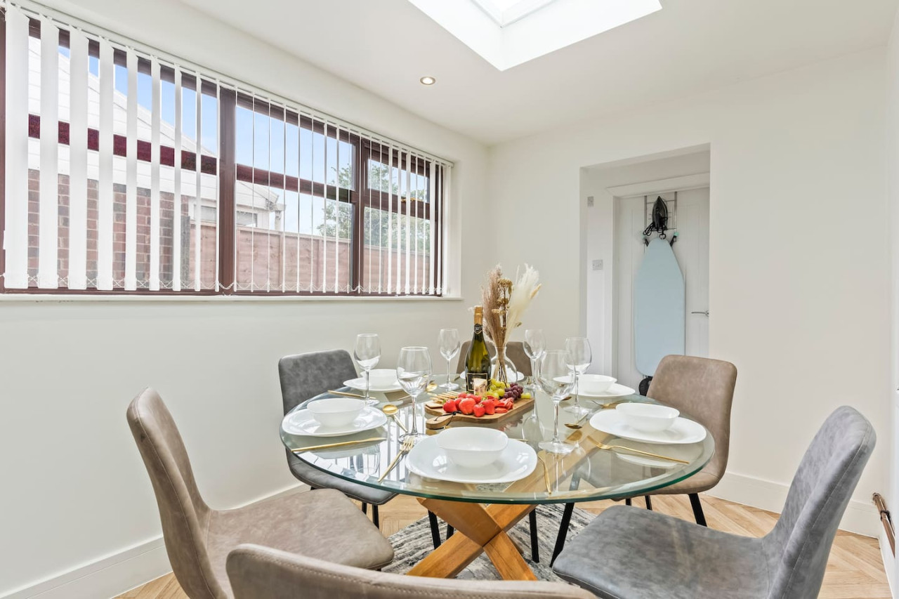 Charming House • Free Parking • FastWiFi • SmartTV in 403 Bolton Road - Property image 27 - VivreStays