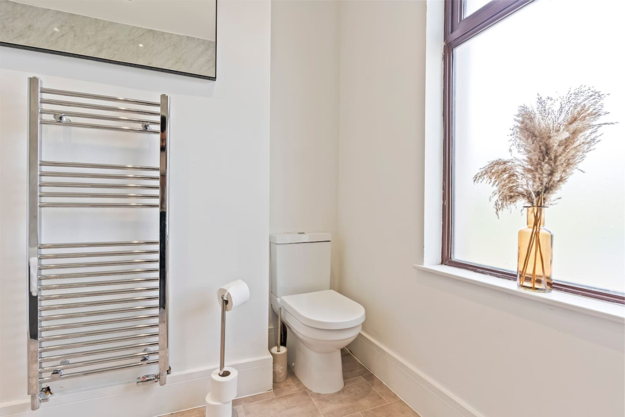 Charming House • Free Parking • FastWiFi • SmartTV in 403 Bolton Road - Property image 6 - VivreStays