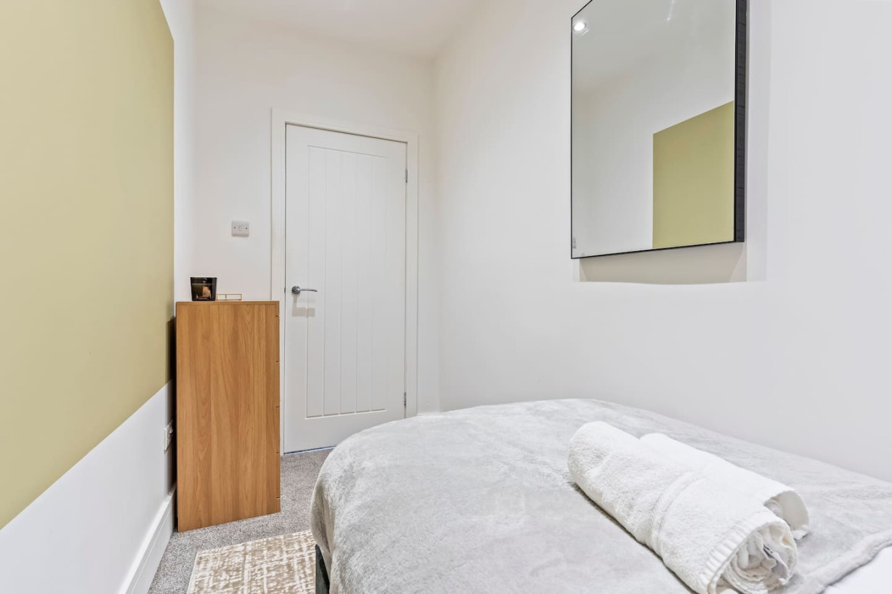 Charming House • Free Parking • FastWiFi • SmartTV in 403 Bolton Road - Property image 16 - VivreStays