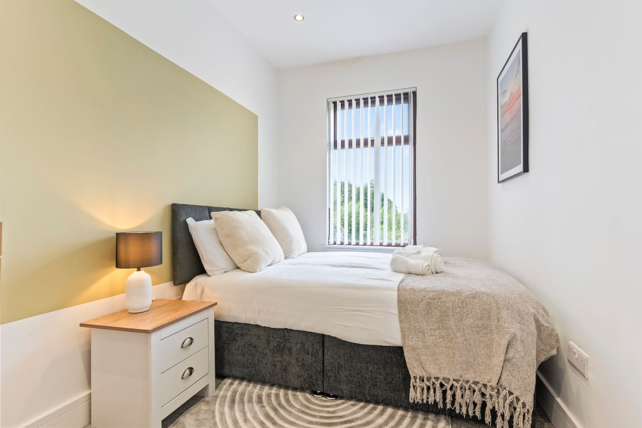Charming House • Free Parking • FastWiFi • SmartTV in 403 Bolton Road - Property image 7 - VivreStays