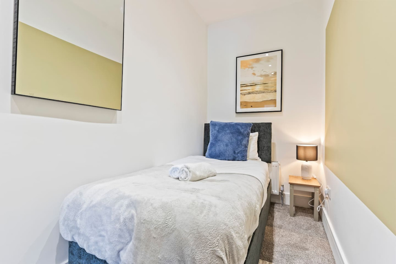 Charming House • Free Parking • FastWiFi • SmartTV in 403 Bolton Road - Property image 15 - VivreStays