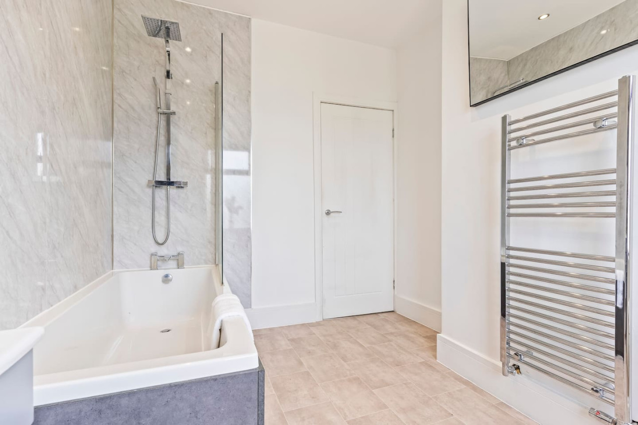 Charming House • Free Parking • FastWiFi • SmartTV in 403 Bolton Road - Property image 5 - VivreStays