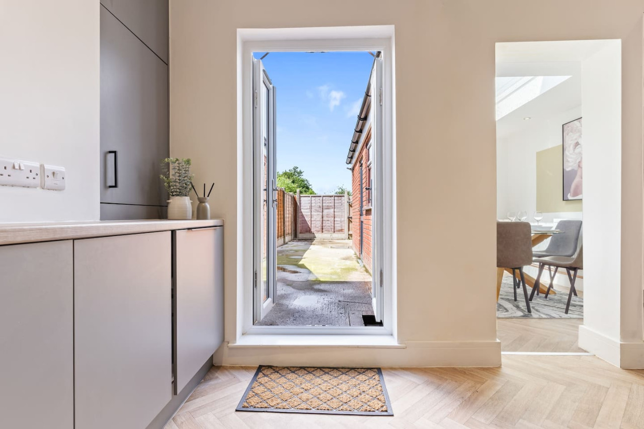 Charming House • Free Parking • FastWiFi • SmartTV in 403 Bolton Road - Property image 26 - VivreStays