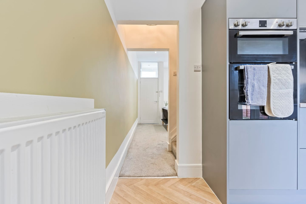 Charming House • Free Parking • FastWiFi • SmartTV in 403 Bolton Road - Property image 21 - VivreStays