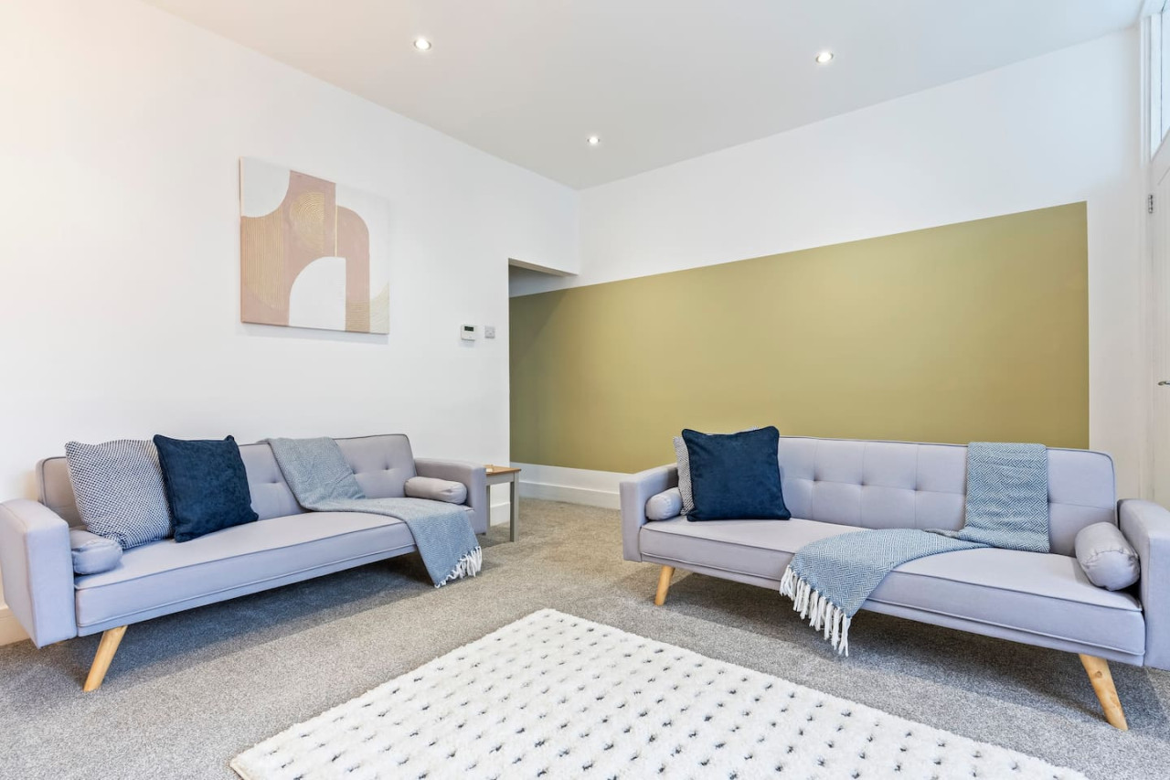 Charming House • Free Parking • FastWiFi • SmartTV in 403 Bolton Road - Property image 20 - VivreStays