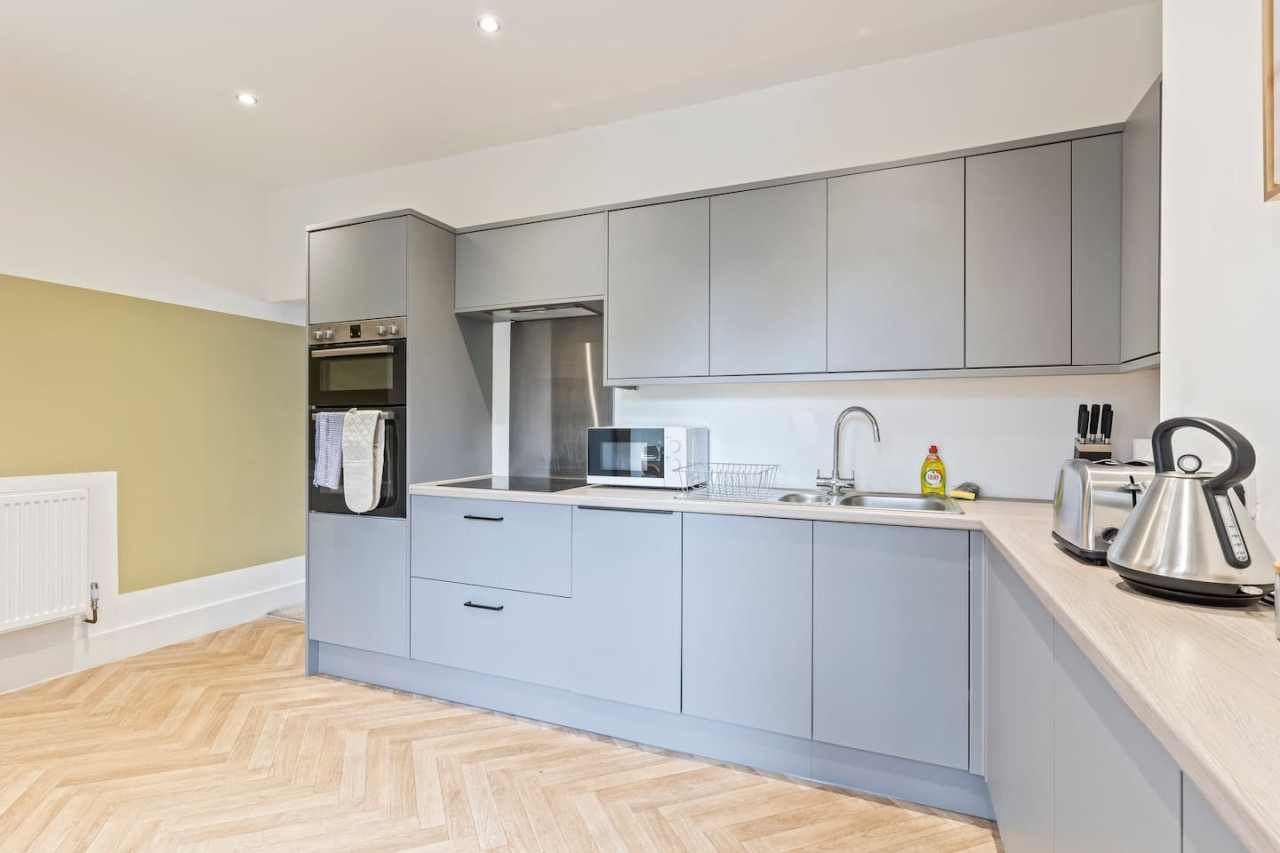 Charming House • Free Parking • FastWiFi • SmartTV in 403 Bolton Road - Property image 22 - VivreStays