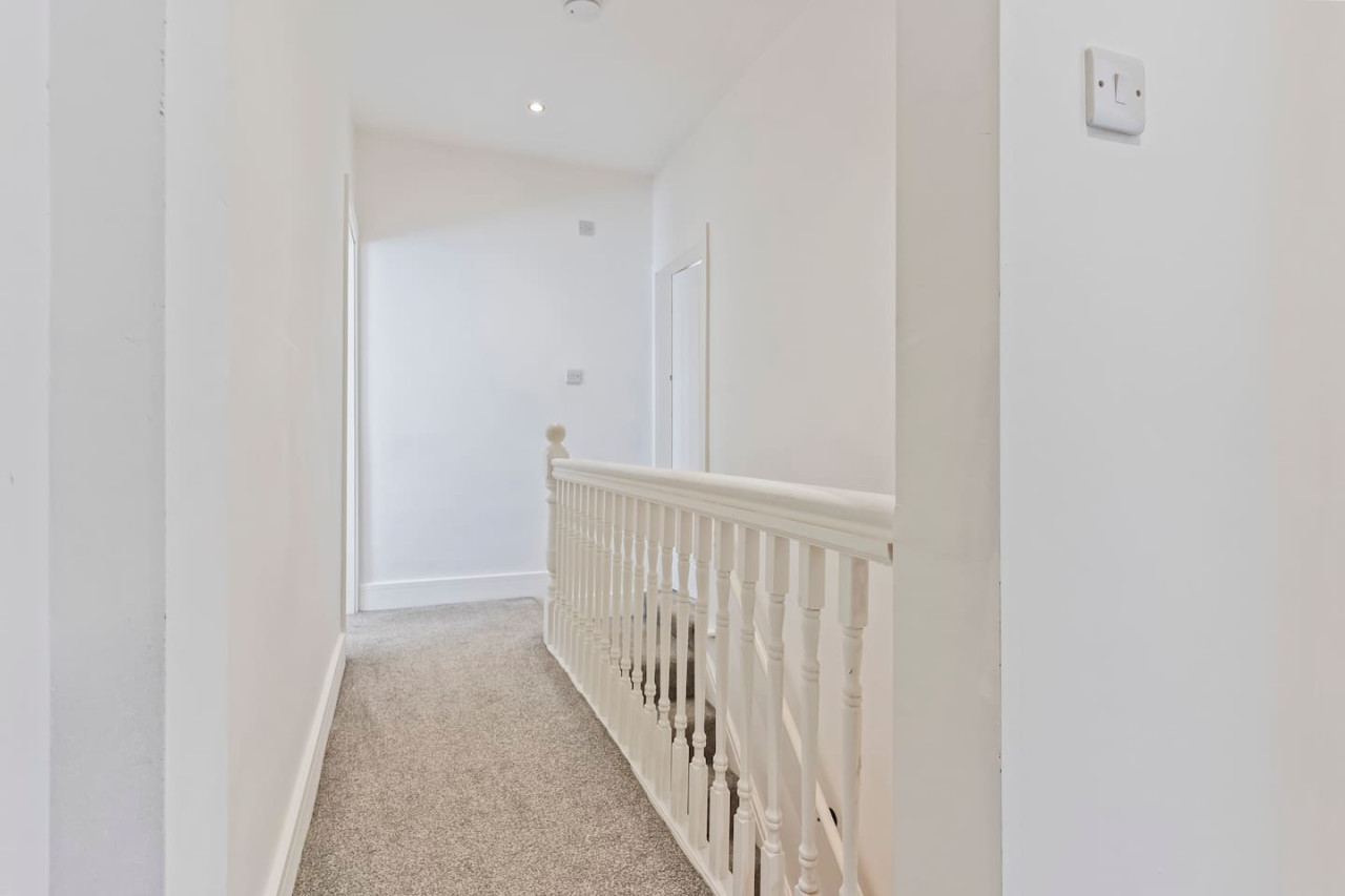 Charming House • Free Parking • FastWiFi • SmartTV in 403 Bolton Road - Property image 14 - VivreStays