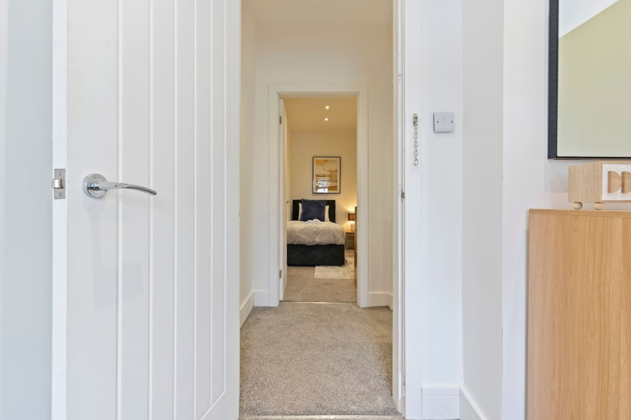 Charming House • Free Parking • FastWiFi • SmartTV in 403 Bolton Road - Property image 17 - VivreStays