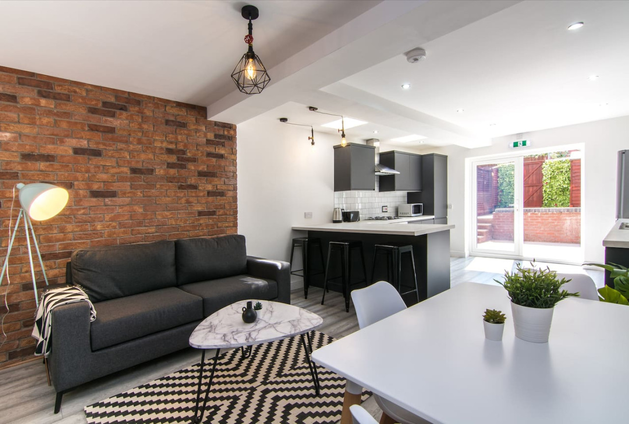 Charming 5 Bedroom 5 Bathroom House • Great Location • Free Parking • Fast WiFi in 135 Hollis Road - Property image 25 - VivreStays