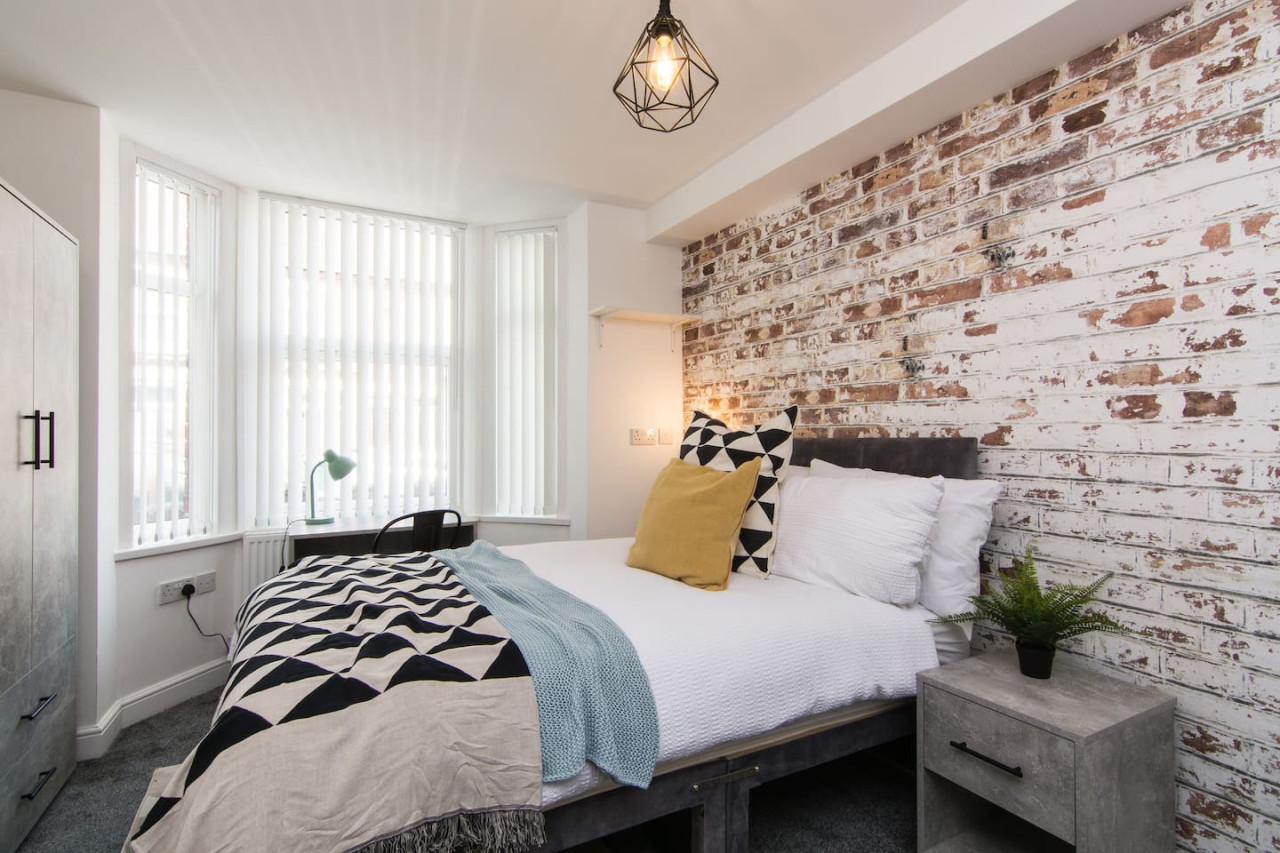 Charming 5 Bedroom 5 Bathroom House • Great Location • Free Parking • Fast WiFi in 135 Hollis Road - Property image 18 - VivreStays
