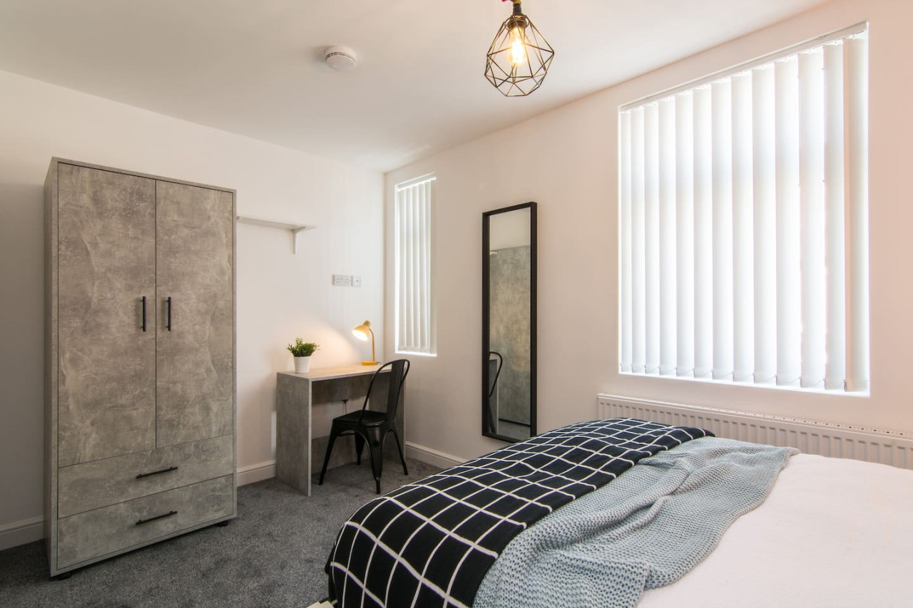 Charming 5 Bedroom 5 Bathroom House • Great Location • Free Parking • Fast WiFi in 135 Hollis Road - Property image 10 - VivreStays