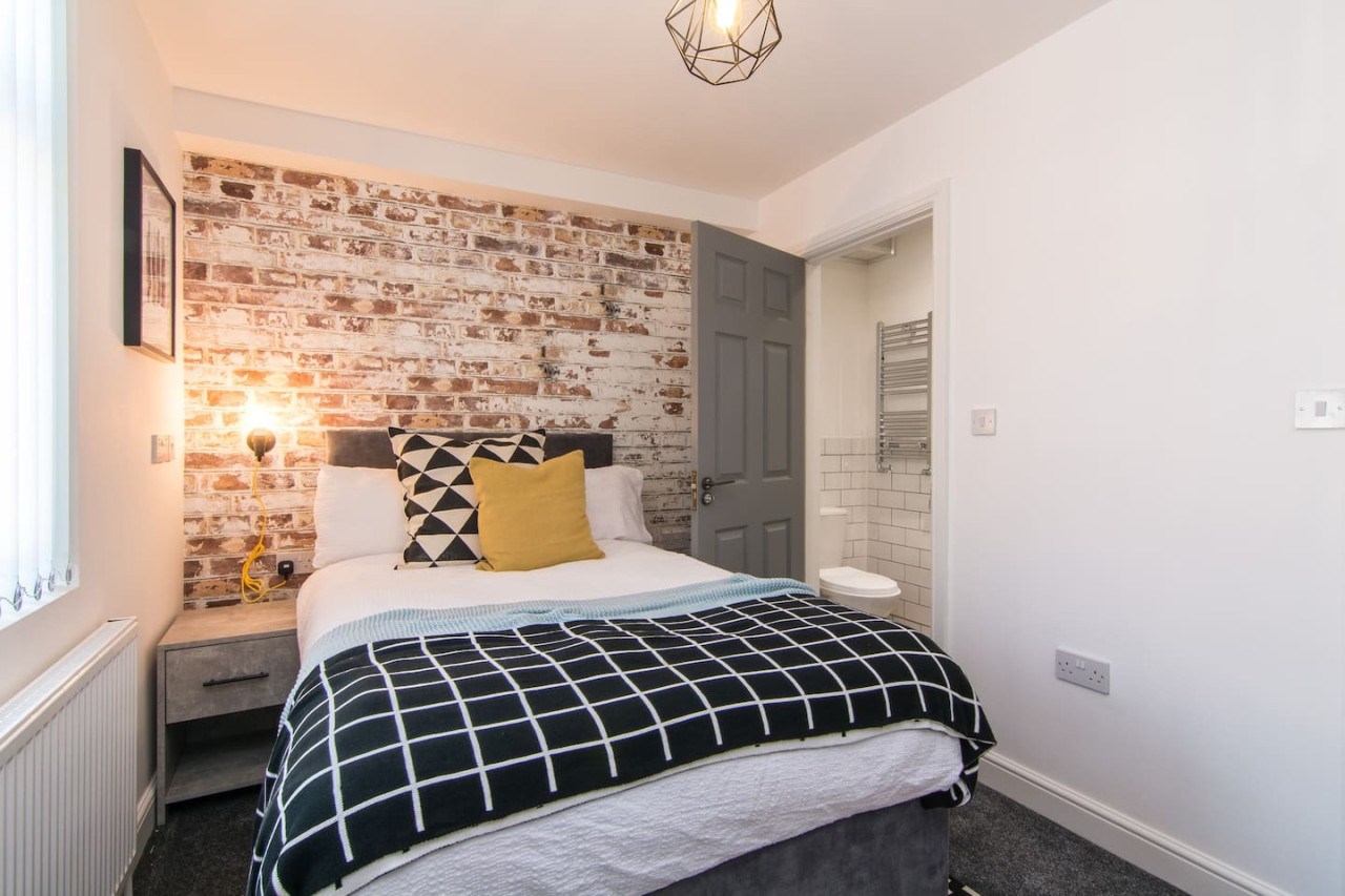 Charming 5 Bedroom 5 Bathroom House • Great Location • Free Parking • Fast WiFi in 135 Hollis Road - Property image 9 - VivreStays