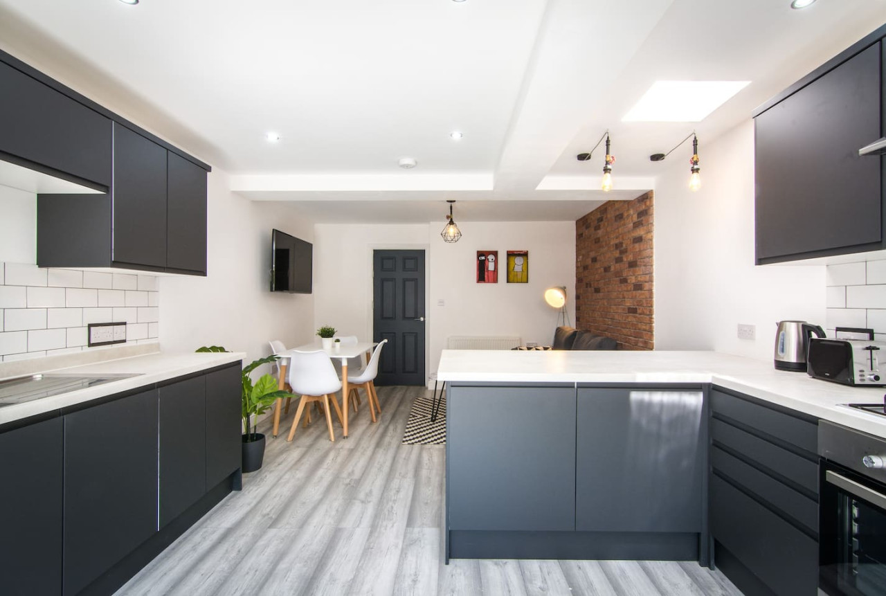 Charming 5 Bedroom 5 Bathroom House • Great Location • Free Parking • Fast WiFi in 135 Hollis Road - Property image 23 - VivreStays