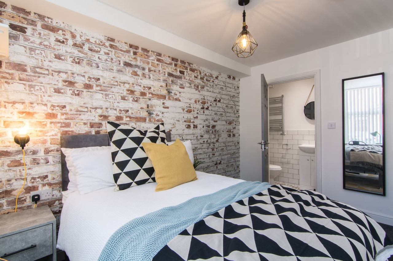 Charming 5 Bedroom 5 Bathroom House • Great Location • Free Parking • Fast WiFi in 135 Hollis Road - Property image 20 - VivreStays