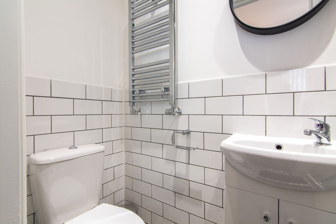 Charming 5 Bedroom 5 Bathroom House • Great Location • Free Parking • Fast WiFi in 135 Hollis Road - Property image 22 - VivreStays