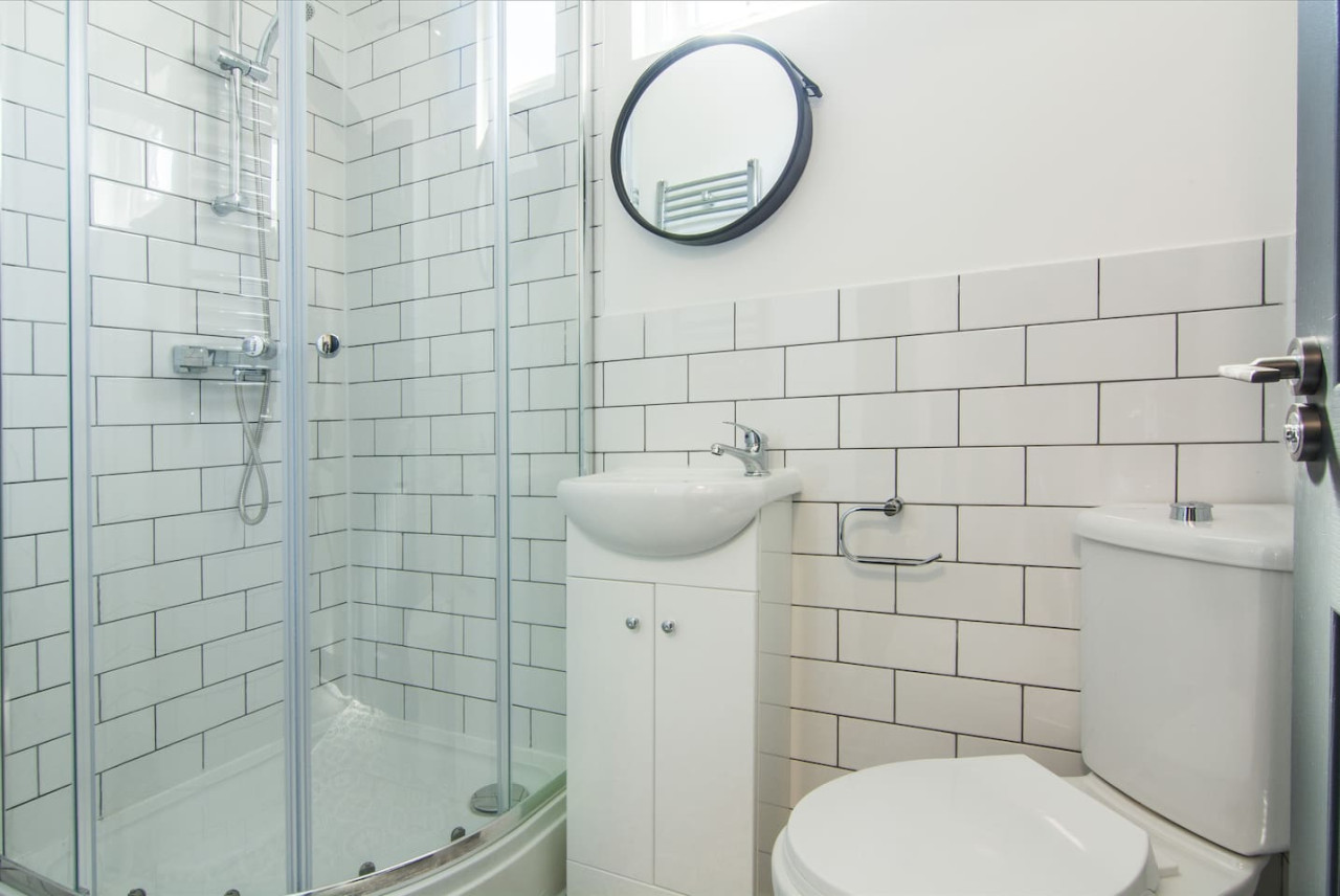Charming 5 Bedroom 5 Bathroom House • Great Location • Free Parking • Fast WiFi in 135 Hollis Road - Property image 17 - VivreStays