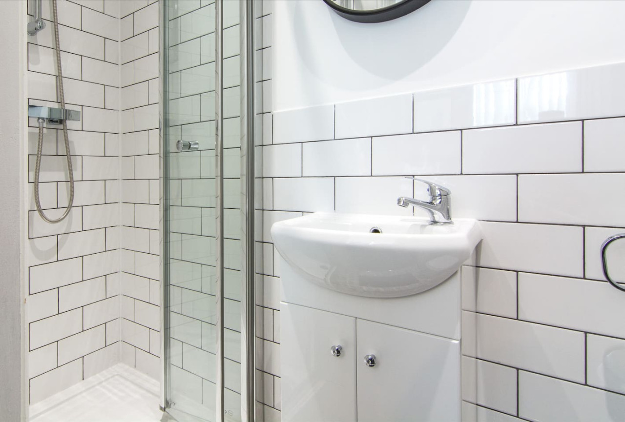 Charming 5 Bedroom 5 Bathroom House • Great Location • Free Parking • Fast WiFi in 135 Hollis Road - Property image 14 - VivreStays