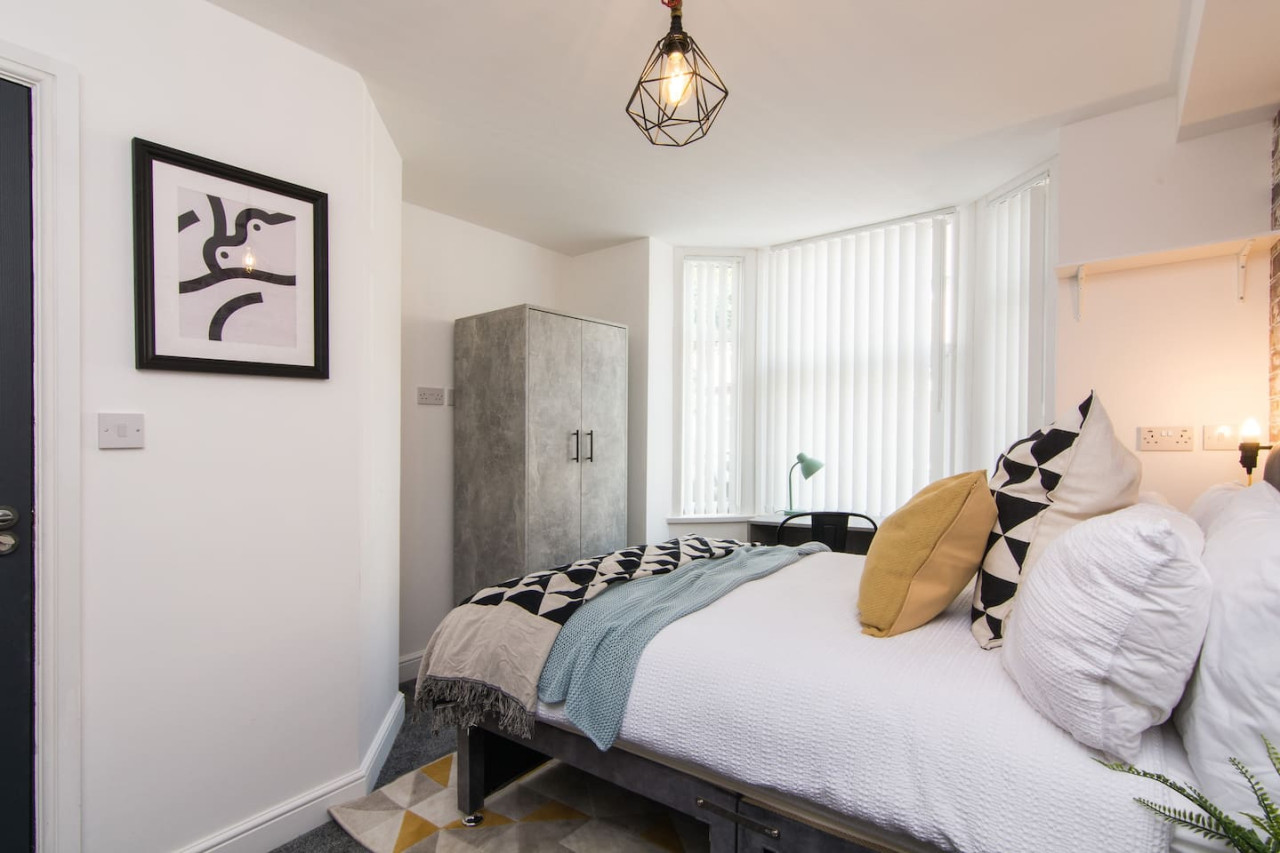 Charming 5 Bedroom 5 Bathroom House • Great Location • Free Parking • Fast WiFi in 135 Hollis Road - Property image 19 - VivreStays