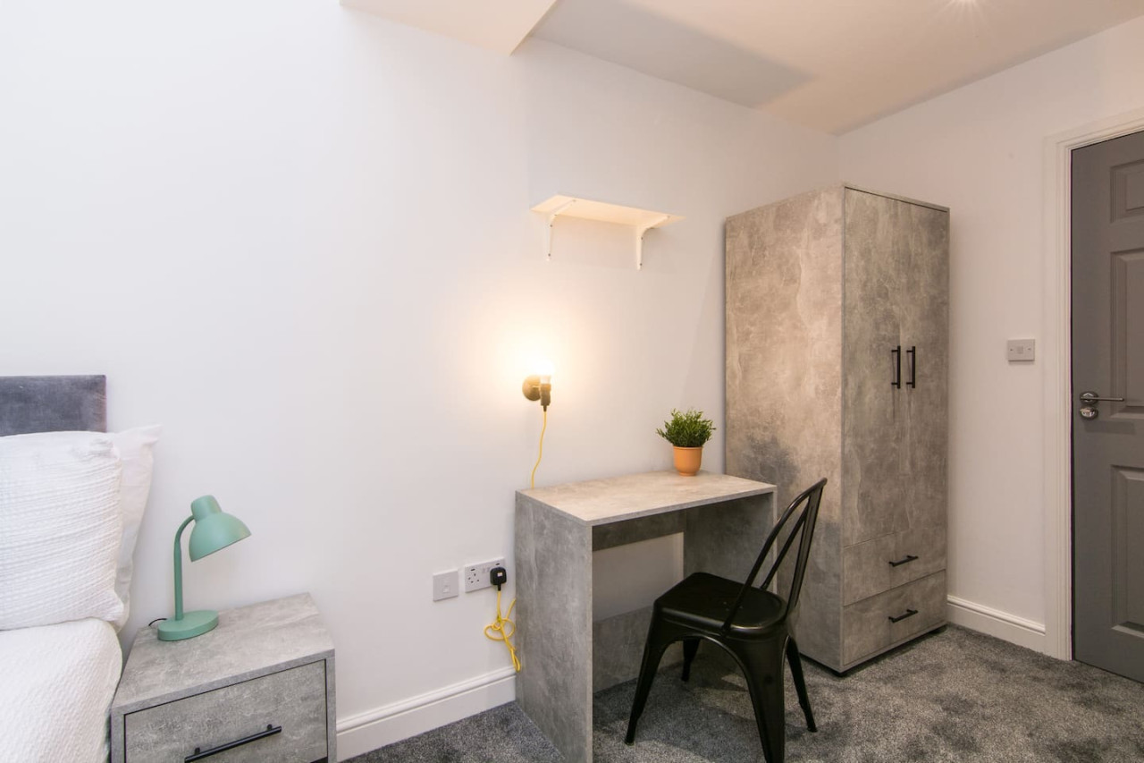 Charming 5 Bedroom 5 Bathroom House • Great Location • Free Parking • Fast WiFi in 135 Hollis Road - Property image 13 - VivreStays