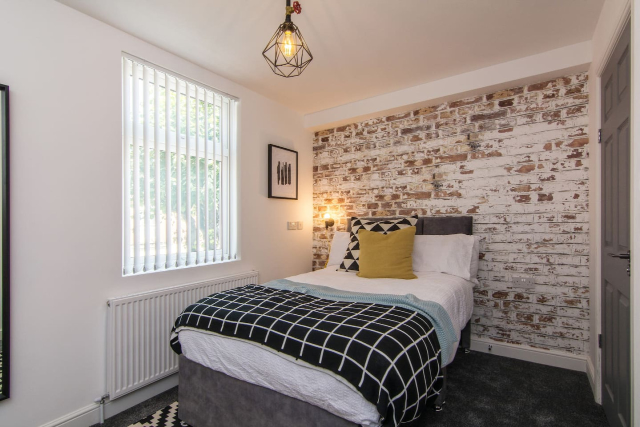 Charming 5 Bedroom 5 Bathroom House • Great Location • Free Parking • Fast WiFi in 135 Hollis Road - Property image 8 - VivreStays