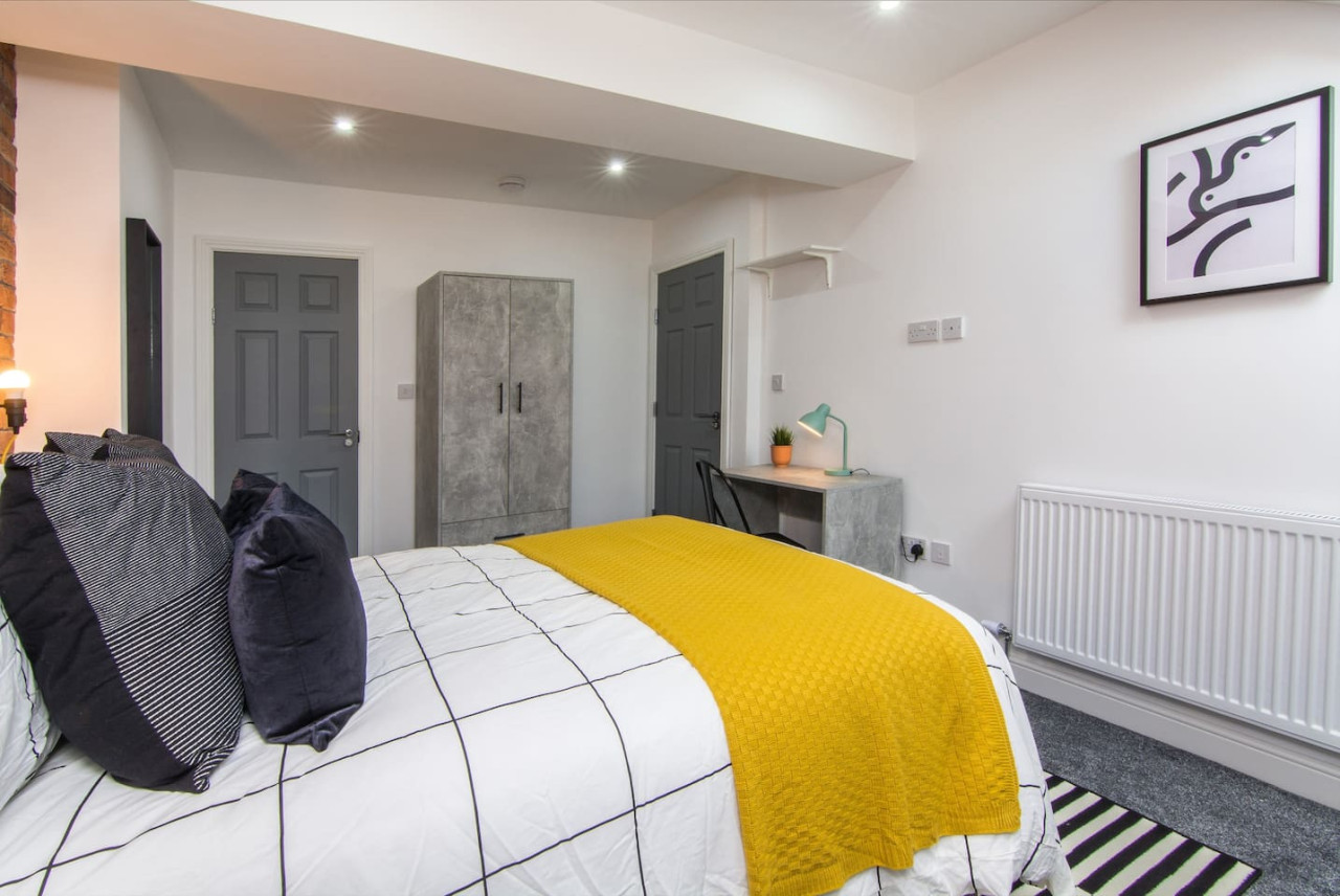 Charming 5 Bedroom 5 Bathroom House • Great Location • Free Parking • Fast WiFi in 135 Hollis Road - Property image 5 - VivreStays