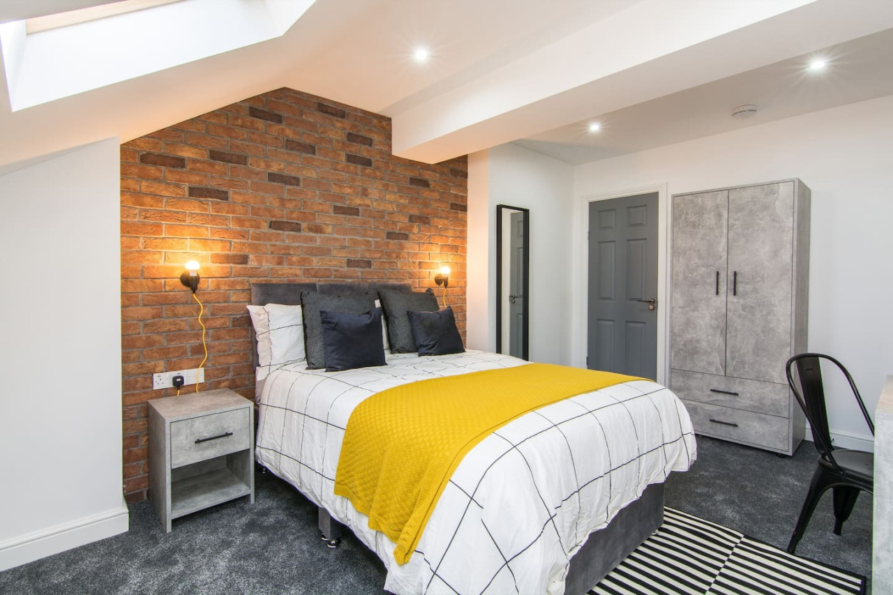 Charming 5 Bedroom 5 Bathroom House • Great Location • Free Parking • Fast WiFi in 135 Hollis Road - Property image 2 - VivreStays