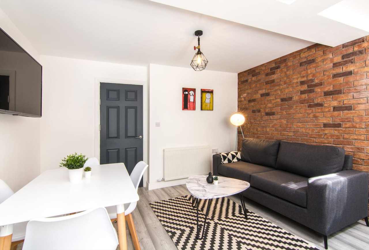 Charming 5 Bedroom 5 Bathroom House • Great Location • Free Parking • Fast WiFi in 135 Hollis Road - Property image 26 - VivreStays