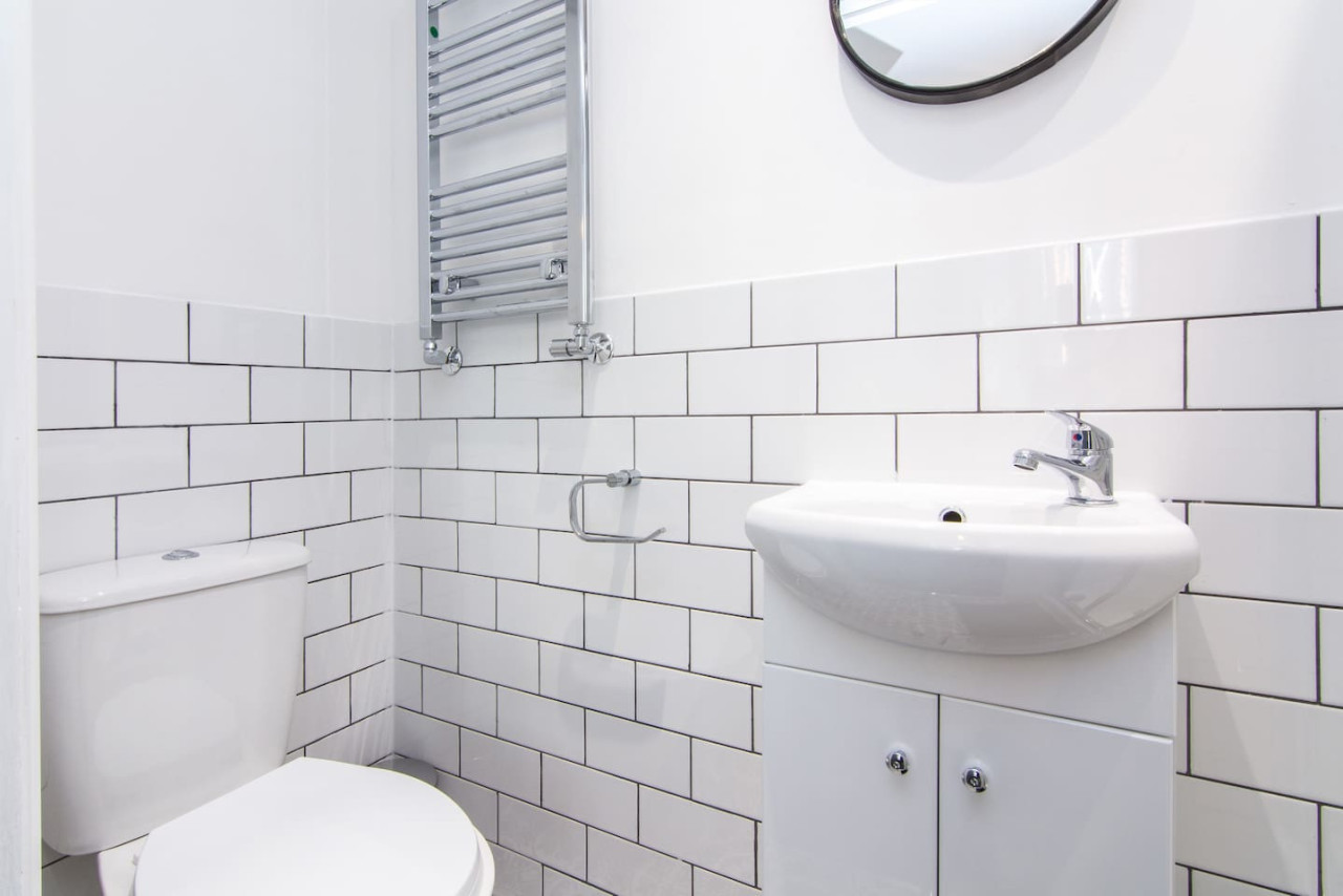 Charming 5 Bedroom 5 Bathroom House • Great Location • Free Parking • Fast WiFi in 135 Hollis Road - Property image 7 - VivreStays