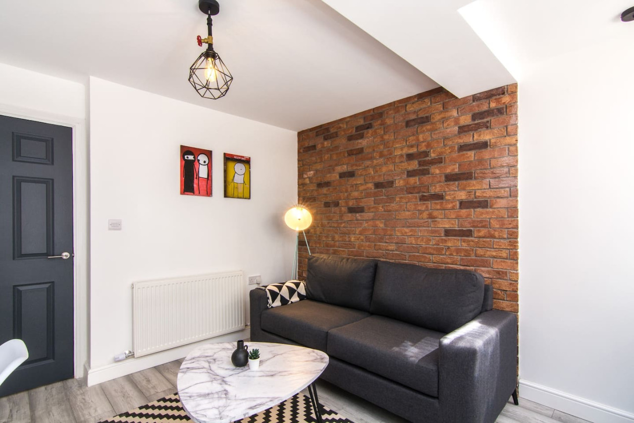 Charming 5 Bedroom 5 Bathroom House • Great Location • Free Parking • Fast WiFi in 135 Hollis Road - Property image 27 - VivreStays