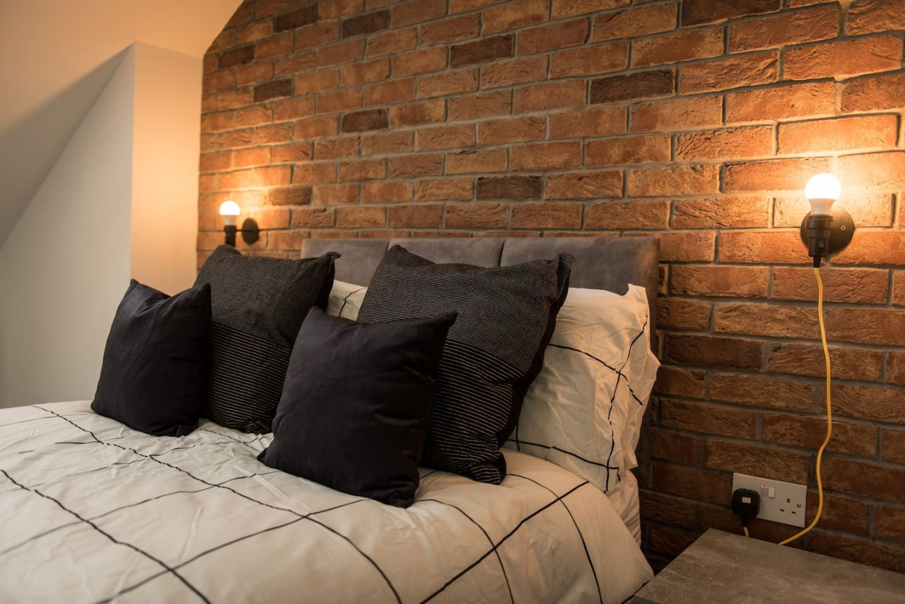 Charming 5 Bedroom 5 Bathroom House • Great Location • Free Parking • Fast WiFi in 135 Hollis Road - Property image 3 - VivreStays