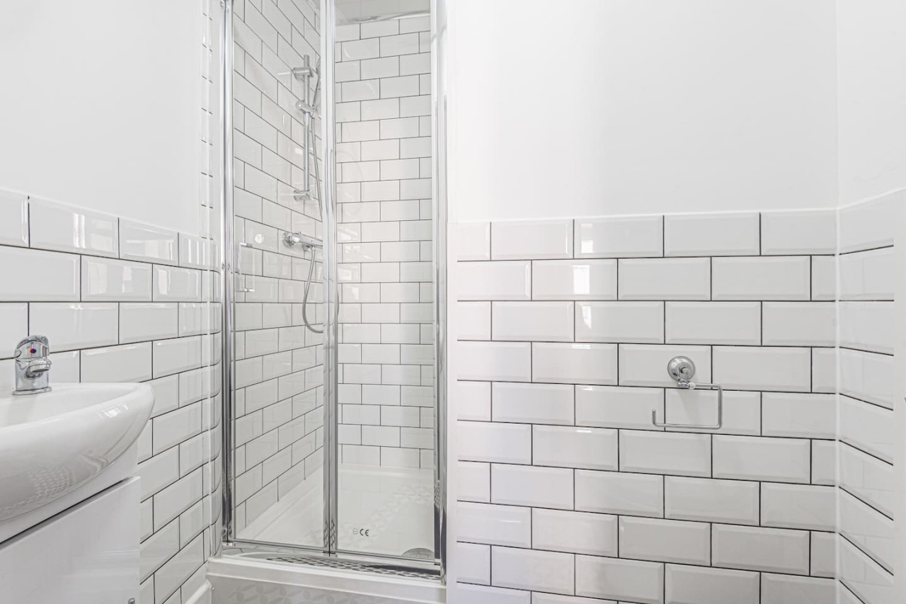 Spacious 6 bedroom 6 bathroom House • Sleeps 12 • Free Parking • Fast WiFi in 101 Bolingbroke Road - Property image 10 - VivreStays
