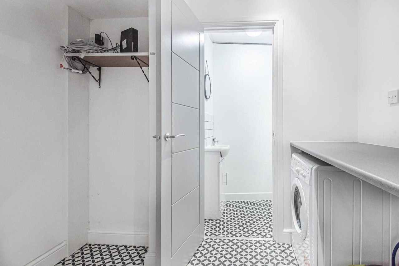 Spacious 6 bedroom 6 bathroom House • Sleeps 12 • Free Parking • Fast WiFi in 101 Bolingbroke Road - Property image 19 - VivreStays