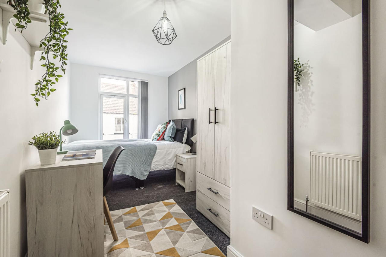 Spacious 6 bedroom 6 bathroom House • Sleeps 12 • Free Parking • Fast WiFi in 101 Bolingbroke Road - Property image 13 - VivreStays