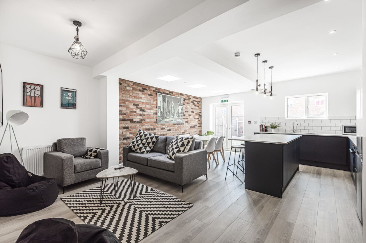 Spacious 6 bedroom 6 bathroom House • Sleeps 12 • Free Parking • Fast WiFi in 101 Bolingbroke Road - Property image 15 - VivreStays