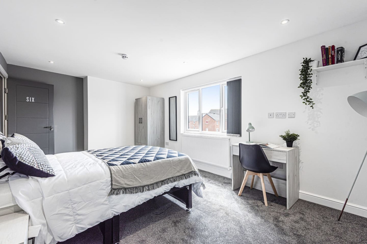 Spacious 6 bedroom 6 bathroom House • Sleeps 12 • Free Parking • Fast WiFi in 101 Bolingbroke Road - Property image 3 - VivreStays