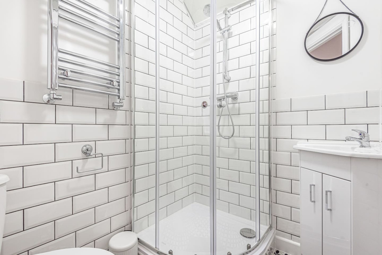 Spacious 6 bedroom 6 bathroom House • Sleeps 12 • Free Parking • Fast WiFi in 101 Bolingbroke Road - Property image 6 - VivreStays