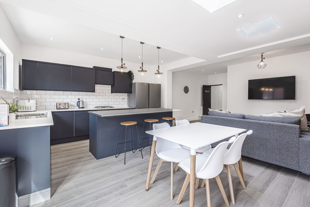 Spacious 6 bedroom 6 bathroom House • Sleeps 12 • Free Parking • Fast WiFi in 101 Bolingbroke Road - Property image 17 - VivreStays