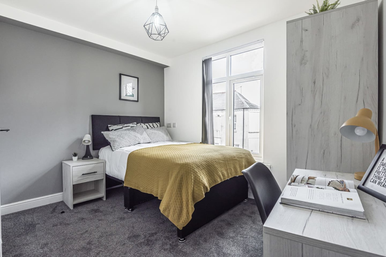 Spacious 6 bedroom 6 bathroom House • Sleeps 12 • Free Parking • Fast WiFi in 101 Bolingbroke Road - Property image 9 - VivreStays