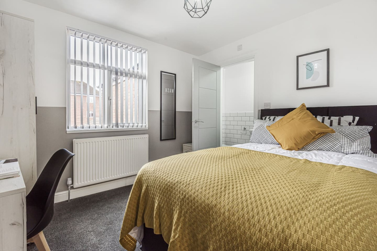Spacious 6 bedroom 6 bathroom House • Sleeps 12 • Free Parking • Fast WiFi in 101 Bolingbroke Road - Property image 5 - VivreStays