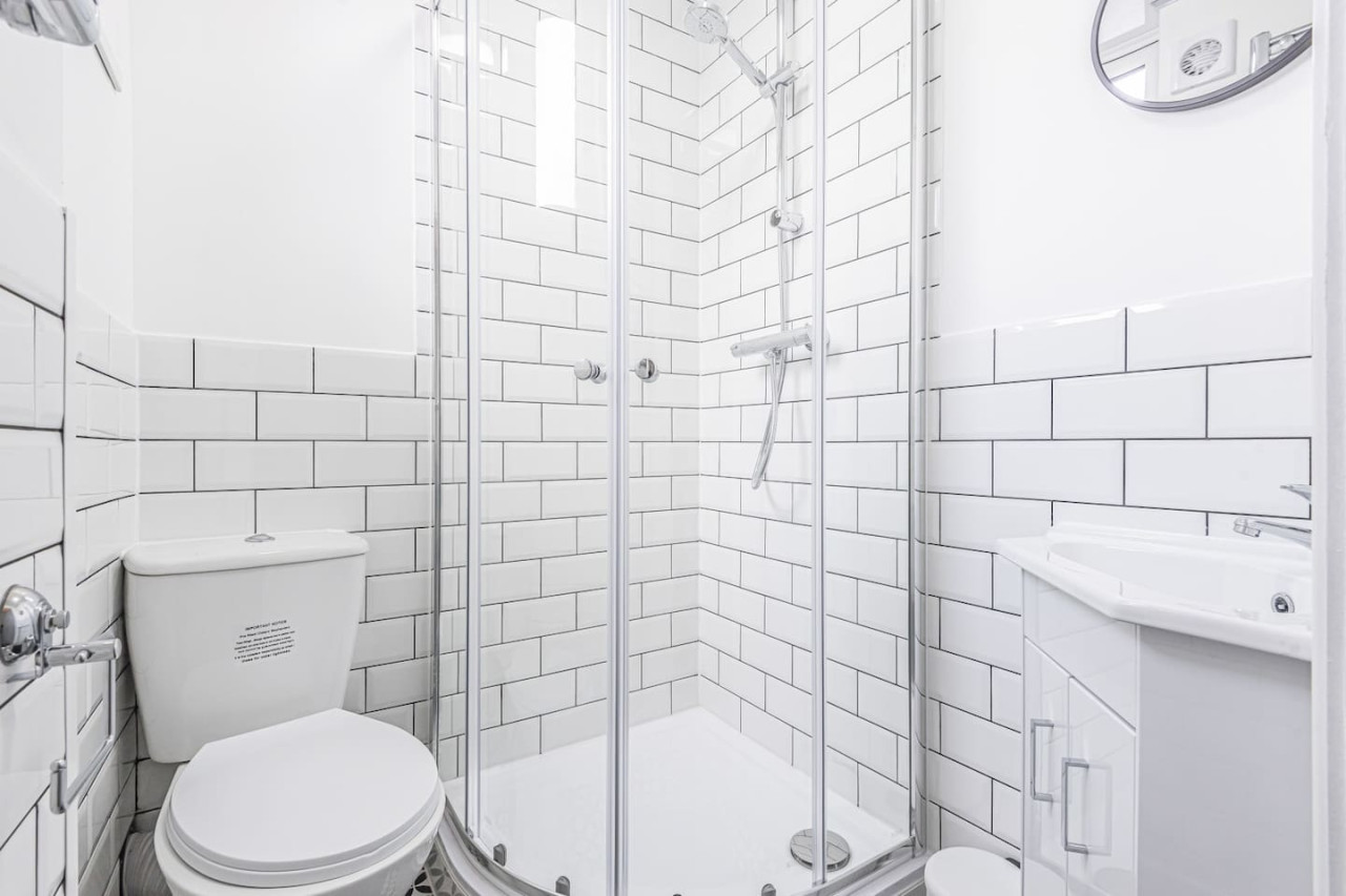 Spacious 6 bedroom 6 bathroom House • Sleeps 12 • Free Parking • Fast WiFi in 101 Bolingbroke Road - Property image 12 - VivreStays